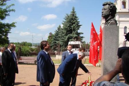 В Пятигорске с участием делегации ЦК КПРФ прошло торжественное вручение партбилетов ставропольским коммунистам