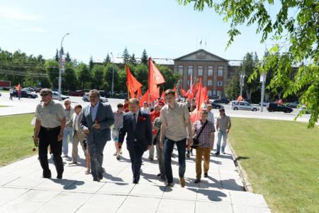 Новосибирская область. Автопробег КПРФ завершился возле Монумента Славы