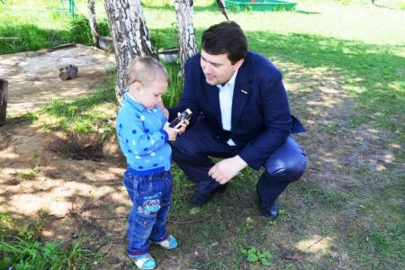 Олег Лебедев привез мёд детям самого известного в Туле семейного детского дома Саргановых