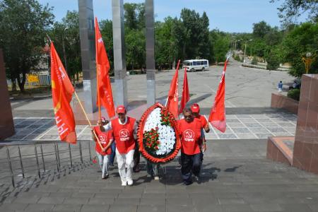 Республика Калмыкия. В День памяти и скорби коммунисты Элисты возложили цветы и венок к Вечному огню на мемориале Павших Героев
