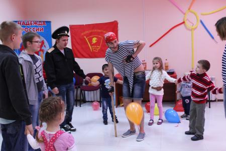 В Белгороде коммунисты и комсомольцы поздравили детей с праздником