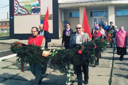 Кемеровская область. Коммунисты Крапивинского района открыли памятник своему прославленному земляку, Герою Советского Союза Василию Семеновичу Николаеву