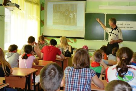 Тульский обком партии в преддверии Дня русского языка провел в школах открытые уроки под девизом «Русский язык – язык Пушкина и Ленина!»