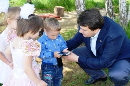 Олег Лебедев привез мёд детям самого известного в Туле семейного детского дома Саргановых