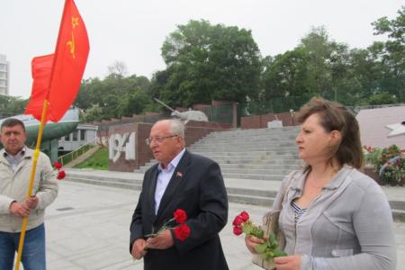 Коммунисты Приморья почтили память советских людей, беззаветно боровшихся с фашистскими захватчиками в годы Великой Отечественной войны