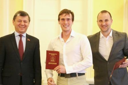Д.Г. Новиков вручил дипломы выпускникам Центра политической учёбы