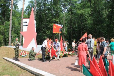 Делегация псковских коммунистов принимает участие во встрече партизан и участников войны на Кургане Дружбы