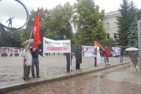 Дождь не помеха пикету. Калининградские коммунисты провели акцию протеста возле памятника «Землякам-космонавтам»