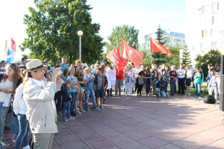 Самарские коммунисты и комсомольцы приняли участие в митинге против объединения трех ведущих вузов области
