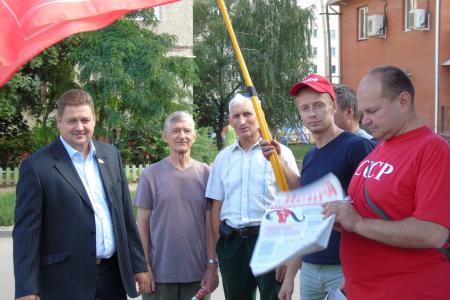 Антикапитализм-2015. В городе Орле коммунисты и комсомольцы проводят пикеты