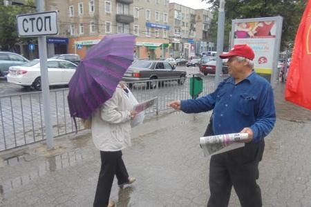 Дождь не помеха пикету. Калининградские коммунисты провели акцию протеста возле памятника «Землякам-космонавтам»