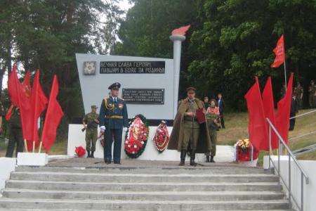 Ленинградская область. Коммунисты приняли участие в праздновании 74-й годовщины начала обороны на Лужском рубеже