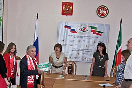 Казань. Лидер коммунистов Татарстана Х.Г. Миргалимов подал документы в республиканский ЦИК для регистрации на должность Президента Республики