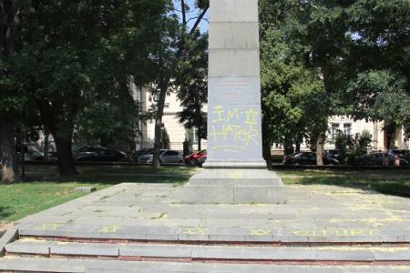 В Симферополе отморозки осквернили памятник Героям, павшим за власть Советов