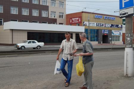 Выход в сплочении! Барнаульские коммунисты раздавали листовки у проходных заводов