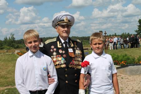 Псковская область. Останки 47 воинов Великой Отечественной войны захоронили на братском комплексе у «Линии Сталина»
