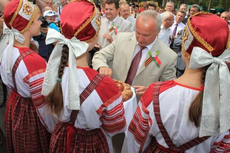 Делегация псковских коммунистов принимает участие во встрече партизан и участников войны на Кургане Дружбы