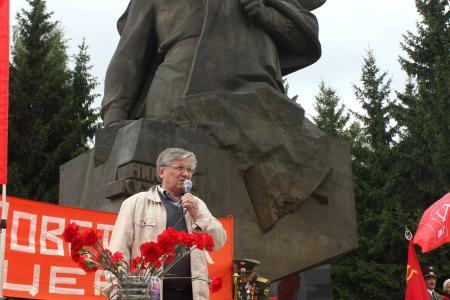 Коммунисты Свердловска провели митинг и шествие в честь очередной годовщины со дня рождения разведчика Николая Кузнецова
