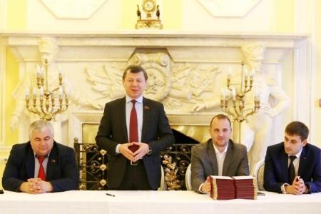Д.Г. Новиков вручил дипломы выпускникам Центра политической учёбы