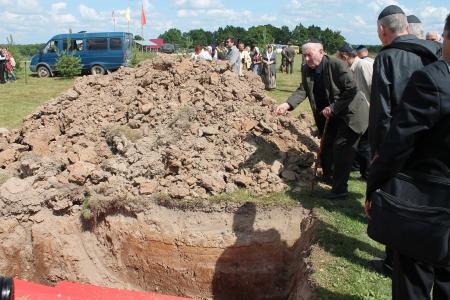 Псковская область. Останки 47 воинов Великой Отечественной войны захоронили на братском комплексе у «Линии Сталина»