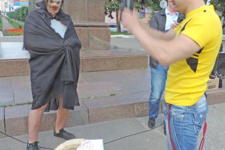 Антикапитализм-2015. В Иваново комсомольцы провели акцию «Пригвоздим к позорному столбу пороки капитализма!»