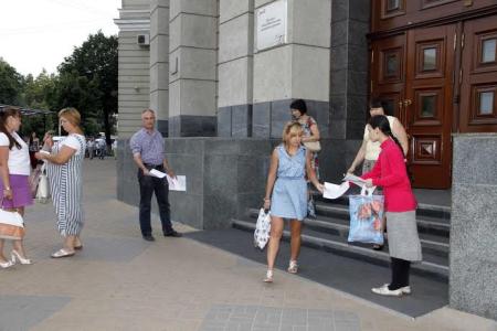 Воронежские коммунисты провели пикет против массовой отмены электричек