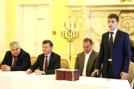 Д.Г. Новиков вручил дипломы выпускникам Центра политической учёбы