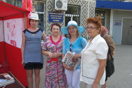 Калужские коммунисты в День Военно-Морского флота поздравили на улицах горожан