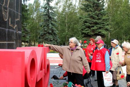 Коммунисты Свердловска провели митинг и шествие в честь очередной годовщины со дня рождения разведчика Николая Кузнецова