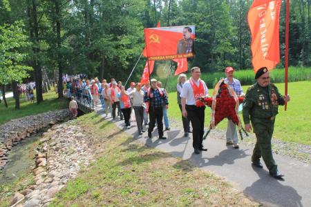 Делегация псковских коммунистов принимает участие во встрече партизан и участников войны на Кургане Дружбы