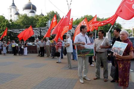 Воронежские коммунисты провели пикет против массовой отмены электричек