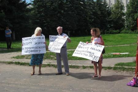 Коммунисты провели пикет против застройки парка Берендеевка в Костроме