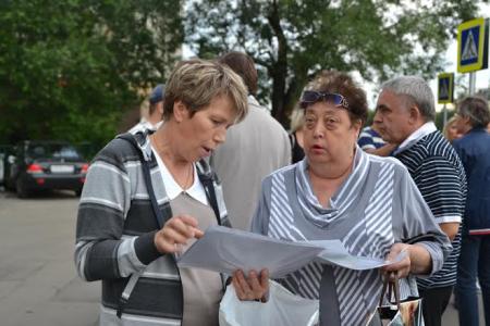 Москва. Жители Жулебино протестуют против открытия пивбара в жилом доме