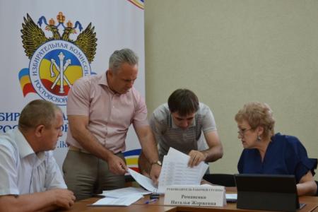 Первый кандидат преодолел муниципальный фильтр:  Коммунист Н.В. Коломейцев сдал документы для регистрации кандидатом на должность Губернатора Ростовской области