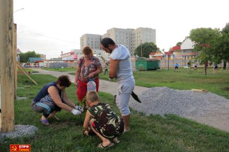 Тамбовские коммунисты организовали субботник против захвата зеленого сквера под строительство торгового центра