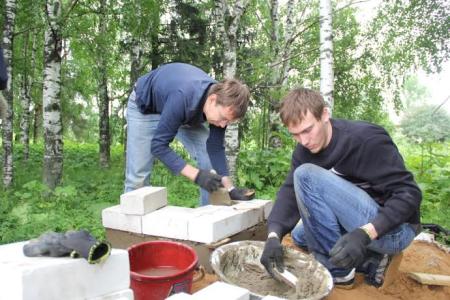 Республика Коми. Коммунисты и комсомольцы готовят площадку для переноса памятника Карлу Марксу в селе Летка