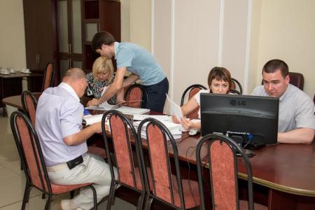 Лидер кубанских коммунистов Николай Осадчий сдал в крайизбирком документы для регистрации на губернаторских выборах