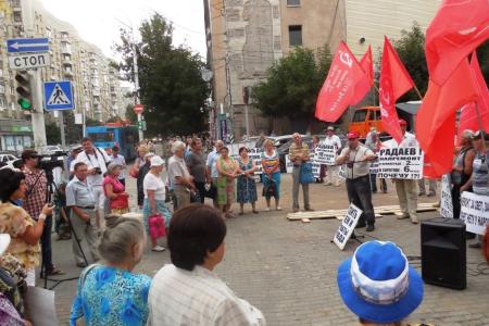 «Прекратить геноцид саратовцев!». Коммунисты провели в Саратове общегородскую акцию протеста