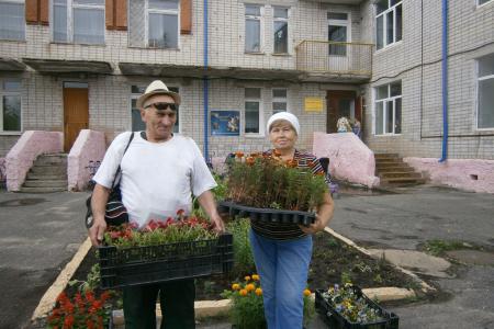 Тюменская область. Тобольские коммунисты высадили 1500 цветов в поселке Сумкино
