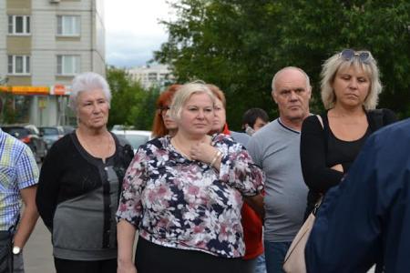 Москва. Жители Жулебино протестуют против открытия пивбара в жилом доме