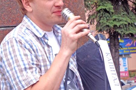 Антикапитализм-2015. В Иваново комсомольцы провели акцию «Пригвоздим к позорному столбу пороки капитализма!»