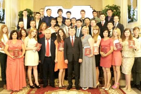 Д.Г. Новиков вручил дипломы выпускникам Центра политической учёбы