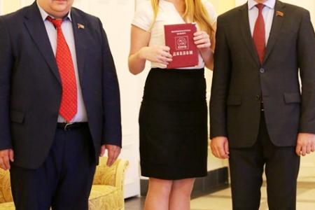 Д.Г. Новиков вручил дипломы выпускникам Центра политической учёбы