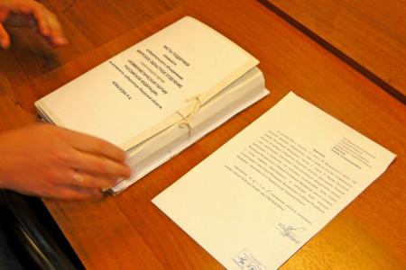 Кандидат от КПРФ в губернаторы Амурской области Роман Кобызов предоставил в избирательную комиссию подписи в свою поддержку 