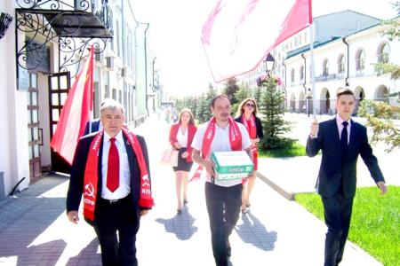 Казань. Лидер коммунистов Татарстана Х.Г. Миргалимов подал документы в республиканский ЦИК для регистрации на должность Президента Республики