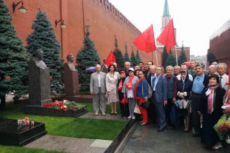 Московские коммунисты возложили цветы к могиле Ф.Э. Дзержинского у кремлевской стены