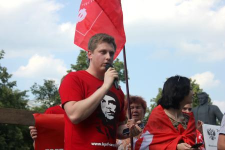 Свердловские коммунисты вместе с преподавателями крупнейшего вуза региона вышли на митинг против массового сокращения профессорско-преподавательского состава