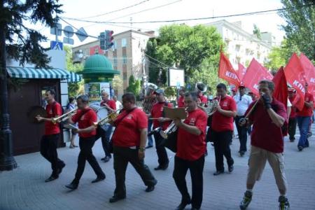 «Россия без буржуев! Россия для рабочих!». В Ростове-на-Дону состоялся молодежный марш «Антикап-2015»