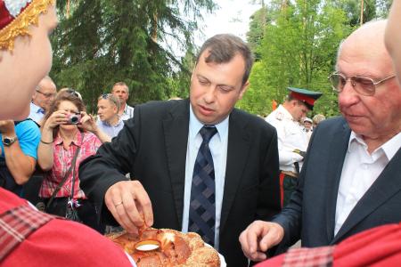 Делегация псковских коммунистов принимает участие во встрече партизан и участников войны на Кургане Дружбы