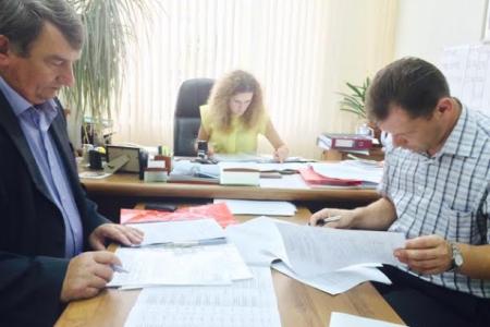 Кандидат в Губернаторы Калужской области от КПРФ Николай Яшкин сдал в Облизбирком подписные листы местных депутатов